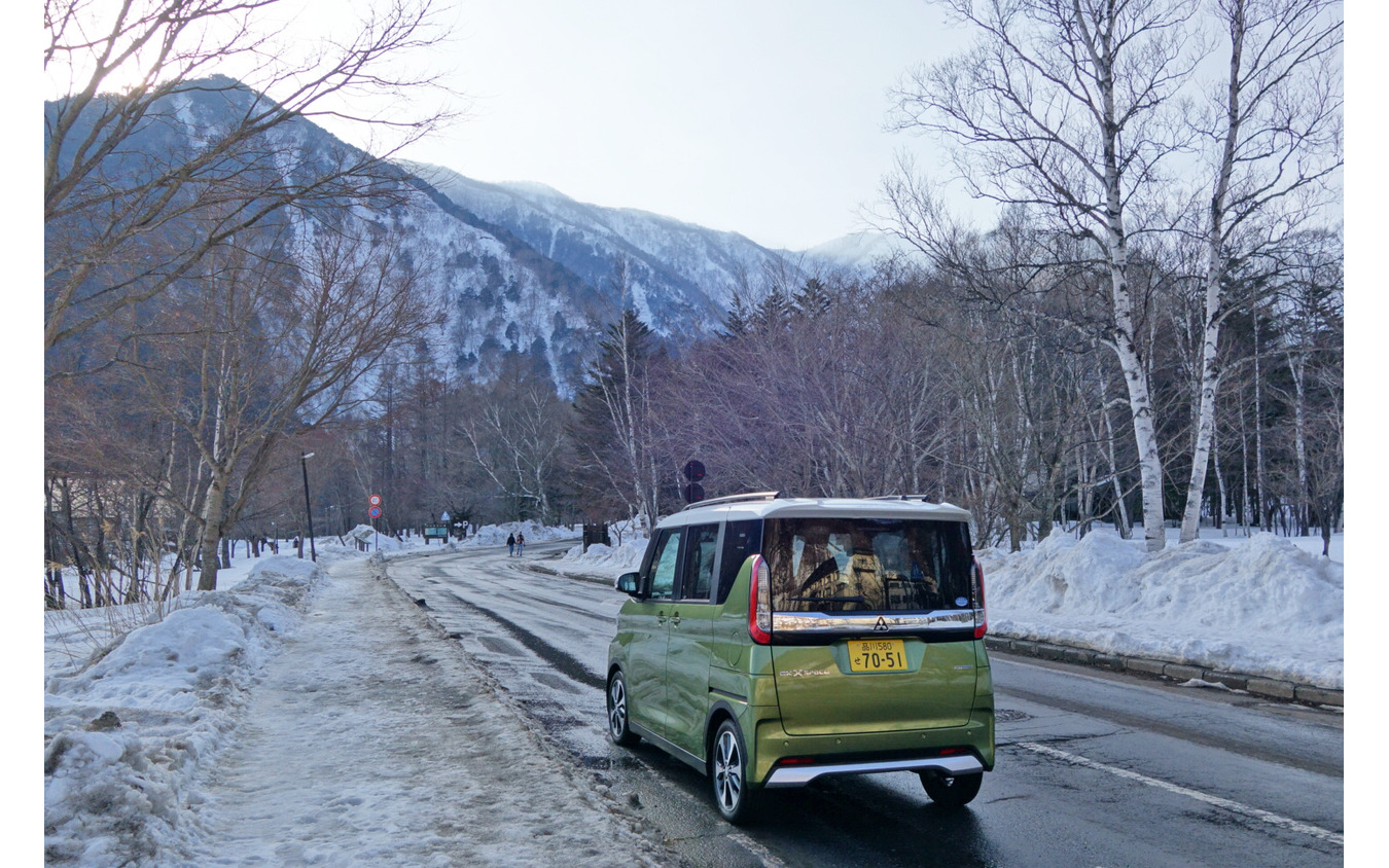 ドライブの最遠到達地は日光湯元。麓から全線にわたって融雪剤が撒かれており、天候が良ければサマータイヤでも行くことは可能。