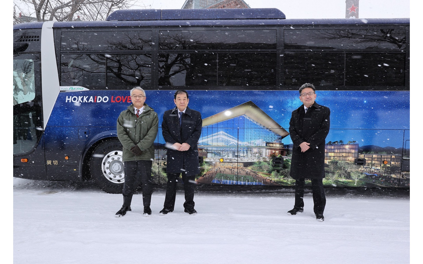 左から北海道の土屋副知事、北海道バスの西村社長、ファイターズ スポーツ&エンターテイメントの川村社長