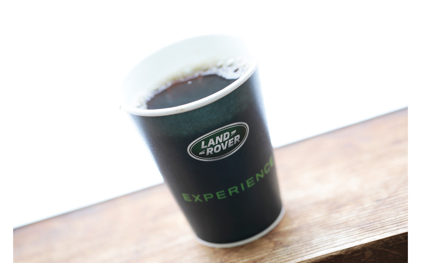 ホットコーヒーはランドローバーカップで提供される