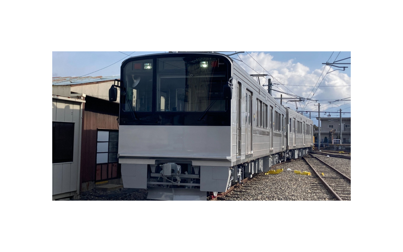 デザイン化前の20100形。2両とも運転台が新設されている。