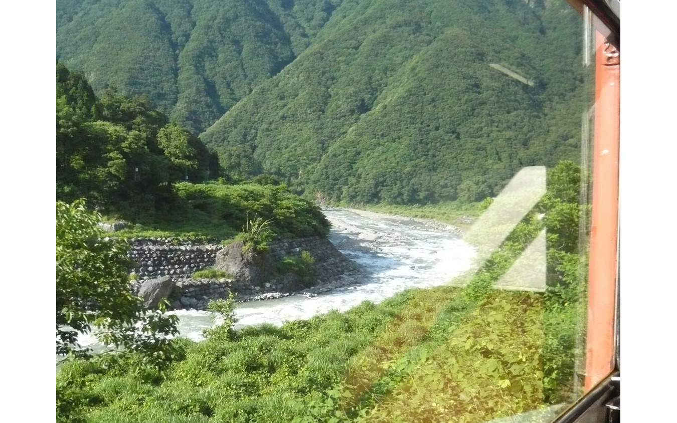 姫川沿いを北上する大糸線南小谷~糸魚川間。2020年度の輸送密度は2019年度より半減した50人に。2007年6月23日。