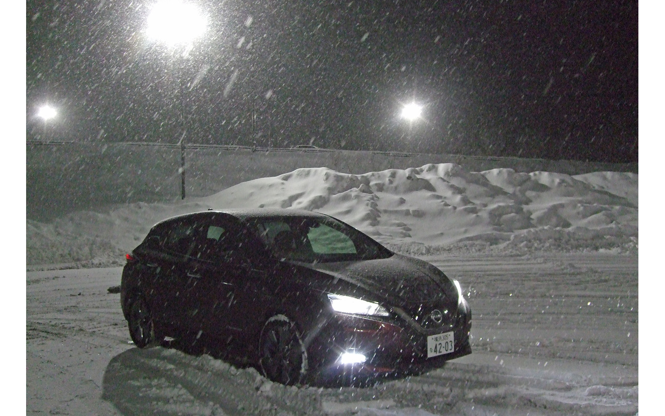 福島・郡山市で初回充電後、東北中央自動車道へ。全長9kmの栗子トンネルを抜けると、いきなり特別豪雪地帯らしさを感じさせる光景が。