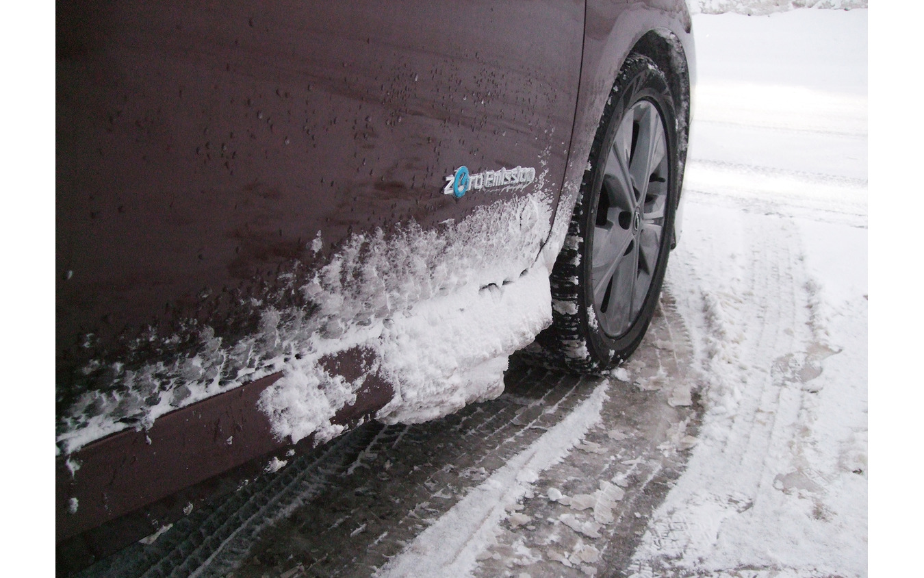山形区間では雪の降りや気温が融雪剤の効く範囲にとどまっていたため、車体への着氷はそれほどでもなかった。