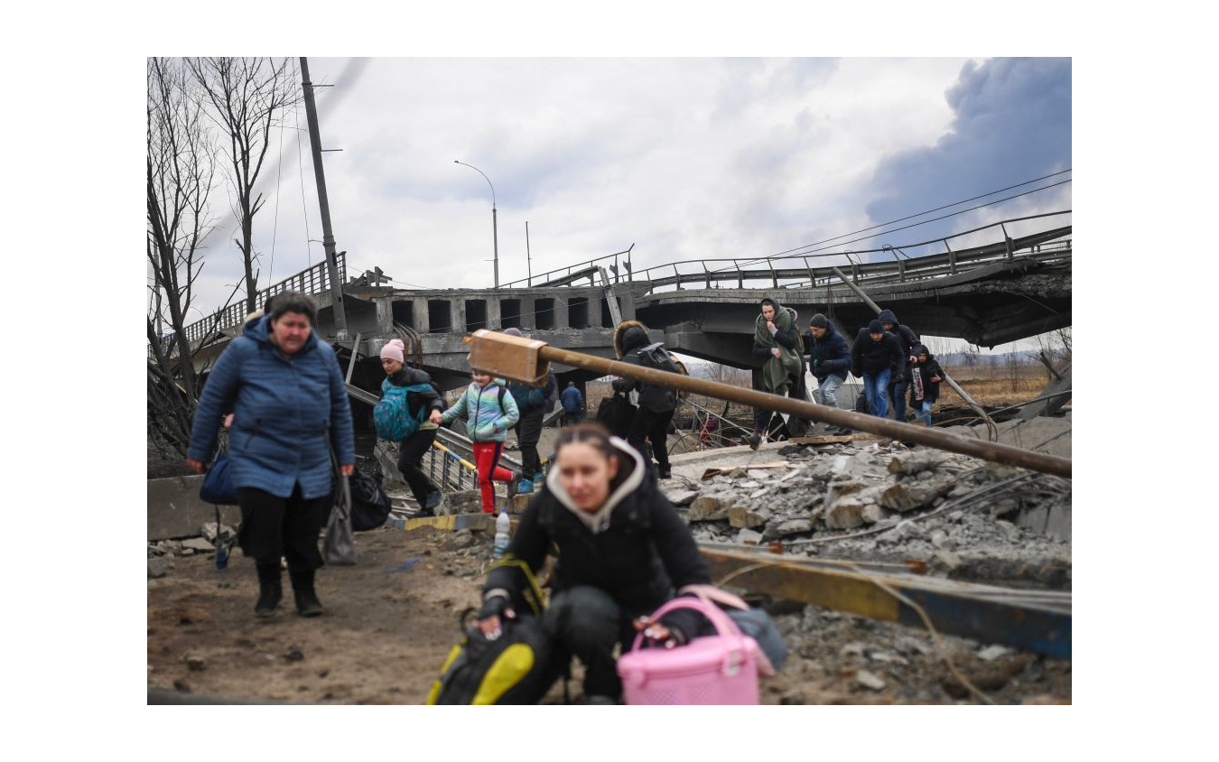 ウクライナ、イルピン市で避難する市民（3月6日）