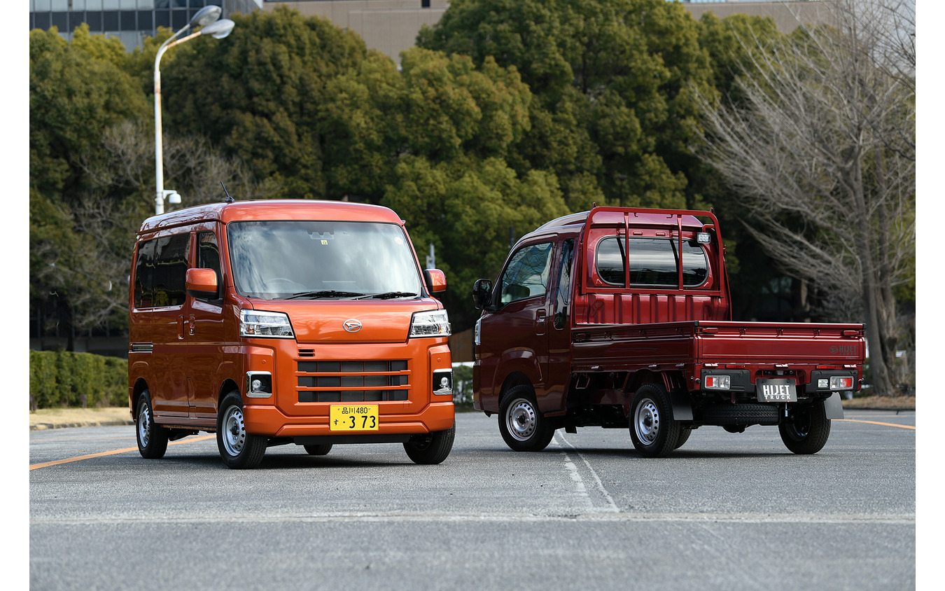 ダイハツ ハイゼットカーゴ 新型(左)とハイゼットトラックジャンボ 改良新型(右)