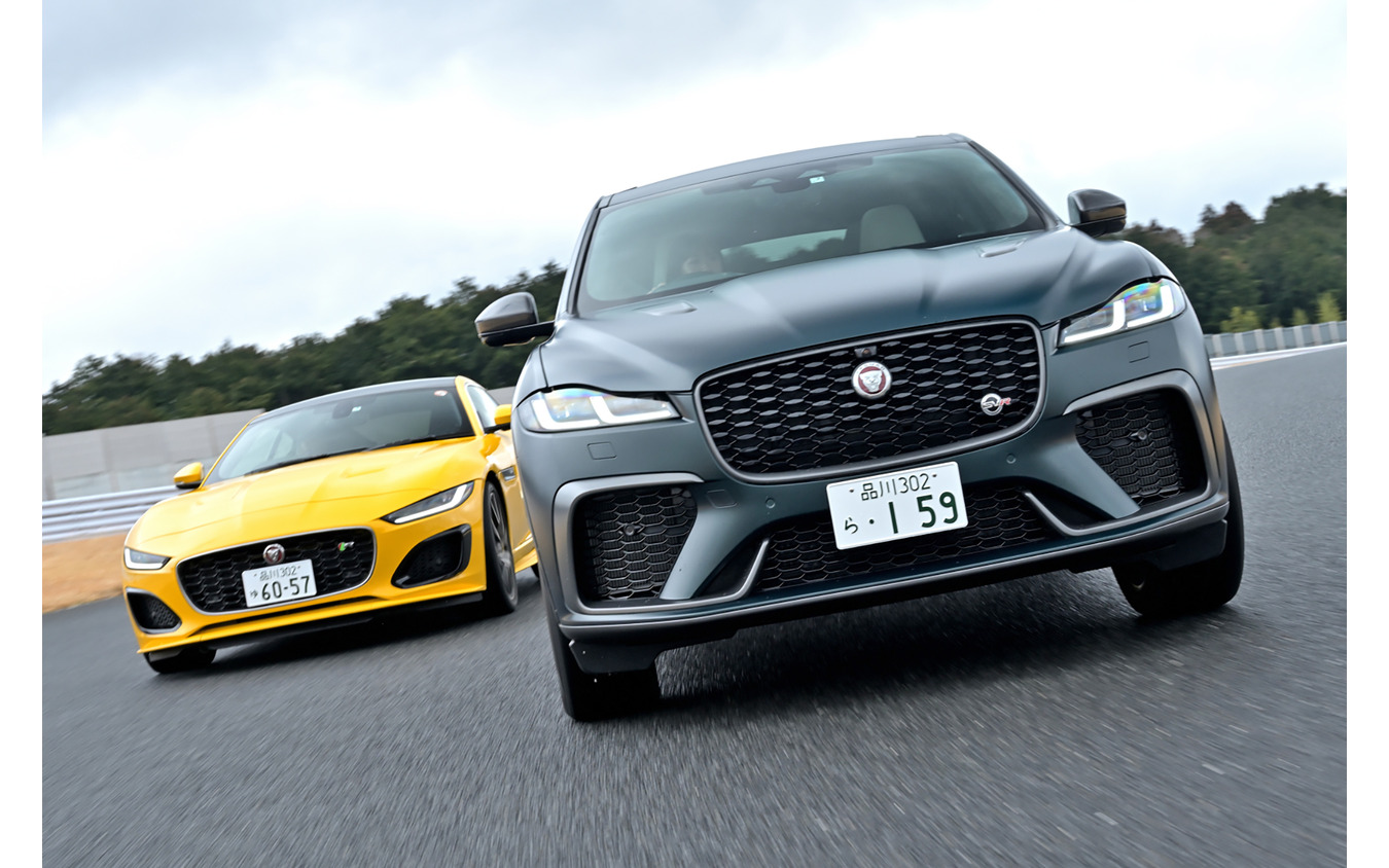 ジャガー F-PACE SVR（右）とF-TYPE R（左）