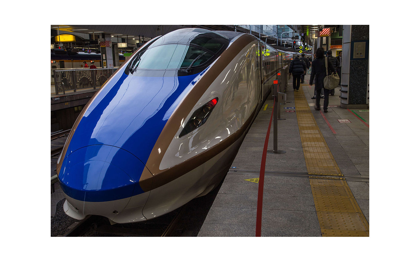 東北方面へは上越新幹線で新潟へ、新潟から羽越本線に乗り換えるルートが機能している。写真は上越新幹線のE7系。