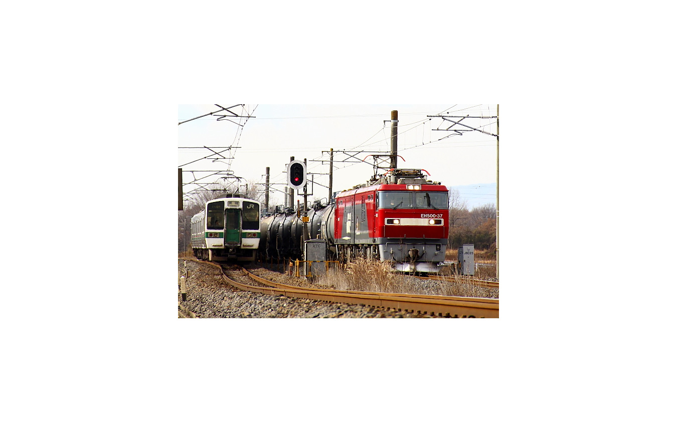 運行を見合わせている東北本線の貨物列車(右)。