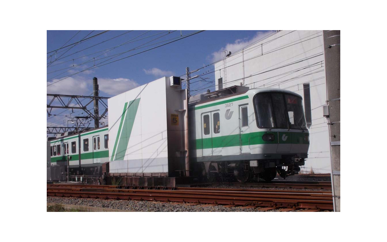 名谷車両基地での洗車風景（写真は引退した3000形）。