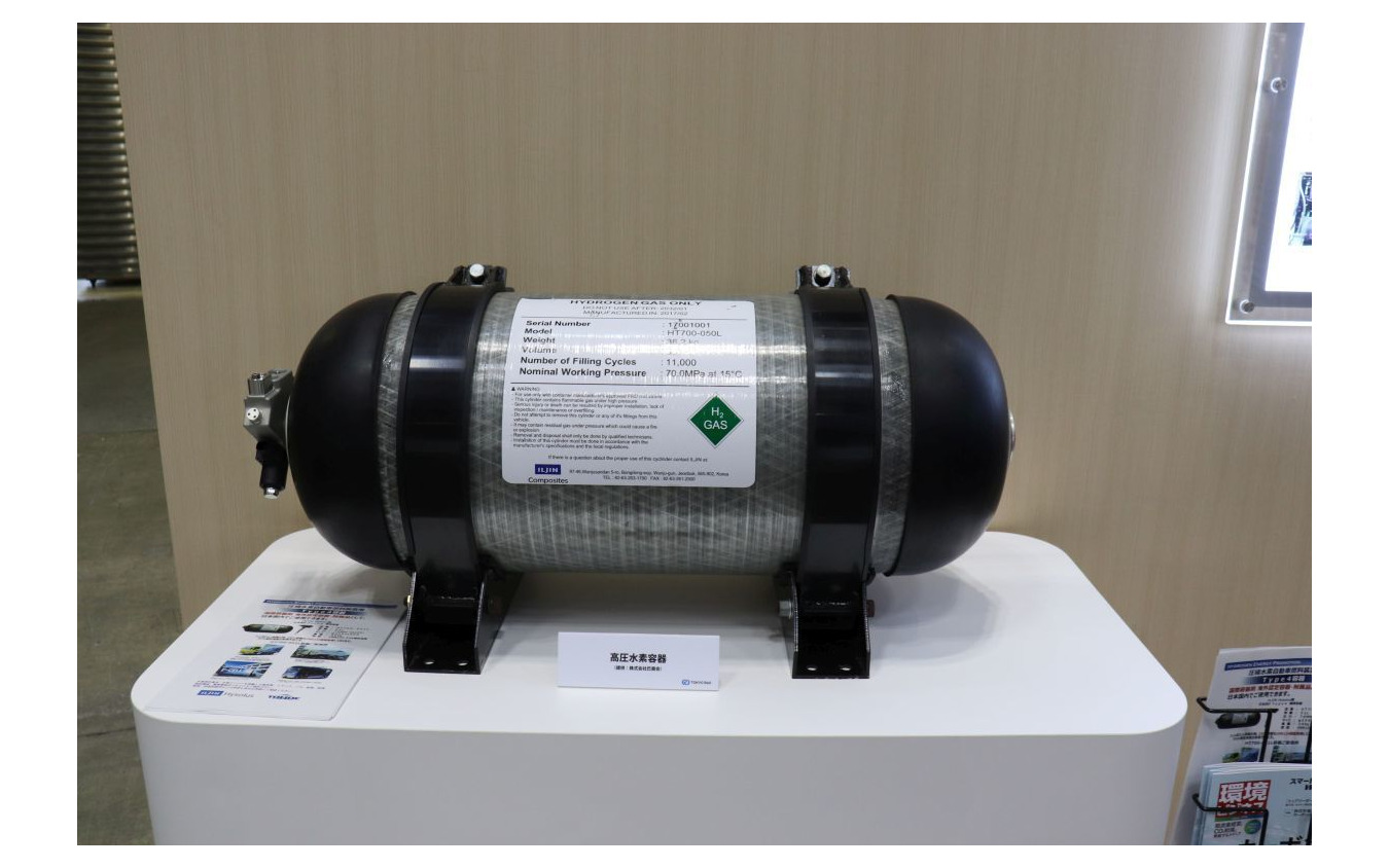 この水素タンクが3本、最後席の部分に搭載される(水素・燃料電池展2022)