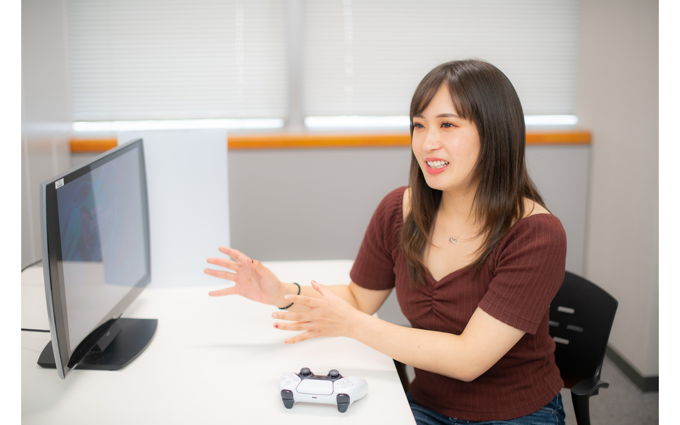 「クルマの挙動も、サーキットの雰囲気や路面の状況、そして天気まで、とにかくリアル」と話す猪爪杏奈さん