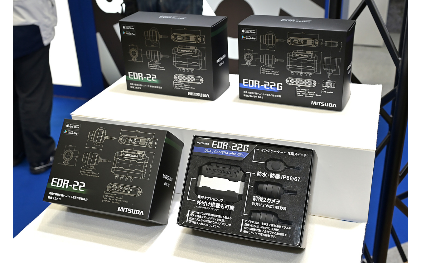 ライダーの安全を確保するドラレコとシールドを展開するミツバサン