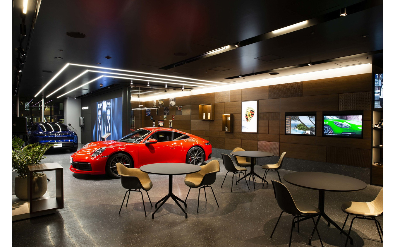 実車を見ることもでき、打ち合わせができるスペースも用意。気軽に店内に入ってゆっくりとくつろげる空間を目指しているとのこと。
