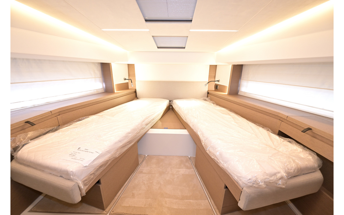 シングルベッド×2として使うこともできるメインステートルームのベッド