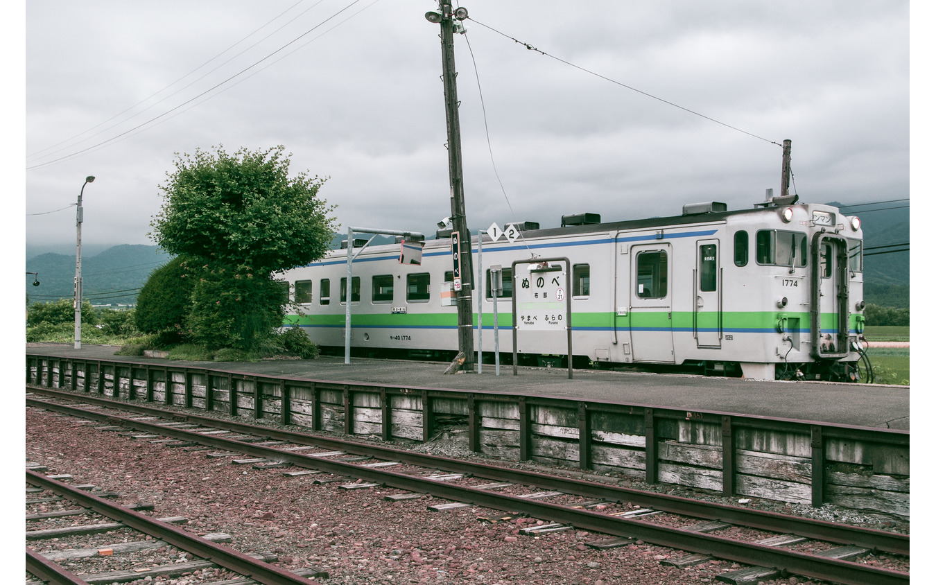 富良野市内の布部駅で発車を待つ根室本線の上り普通列車。2012年7月26日。