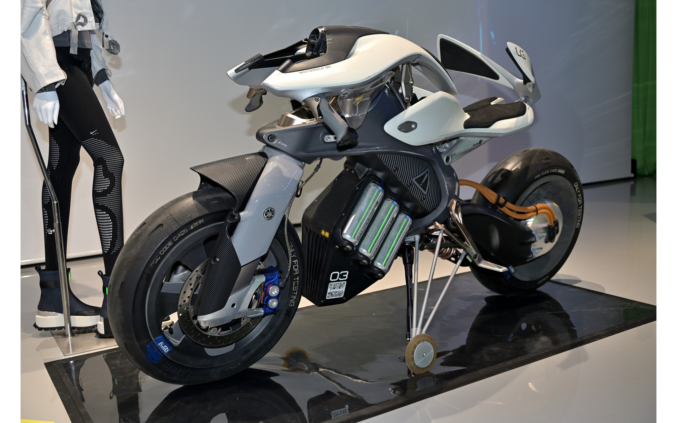 ヤマハ発動機の自立走行が可能な『MOTOROiD(モトロイド)』