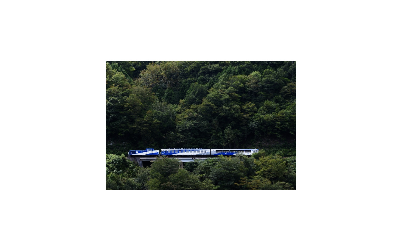 木次線名物のトロッコ列車『奥出雲おろち号』。2023年度限りで運行を終了する予定となっている。