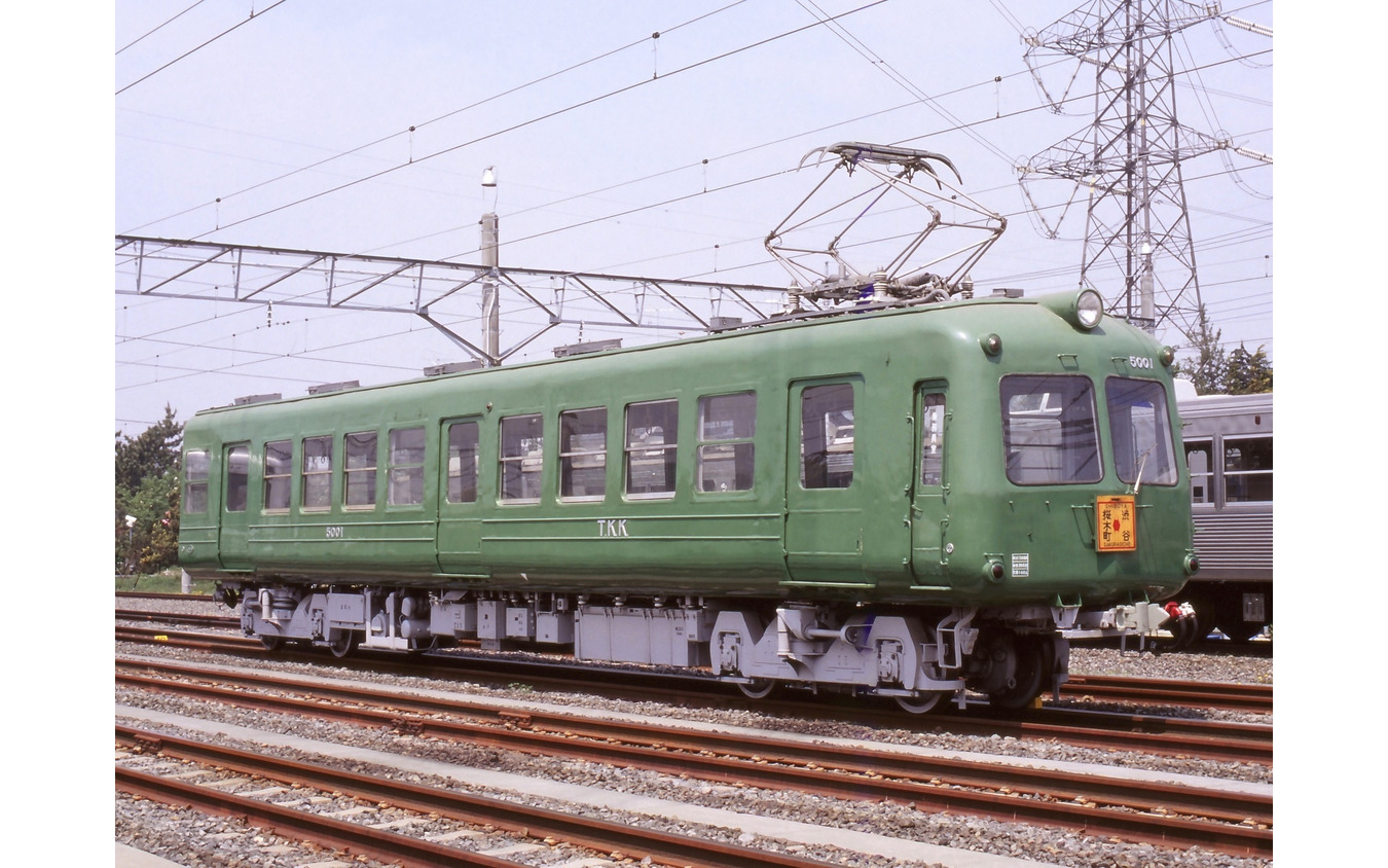 現在の上田電鉄で運用されていた5000系デハ5001号。緑の塗色と張殻構造の車体が持つ独特の車体裾部が「青ガエル」と言われる所以だった。1993年。
