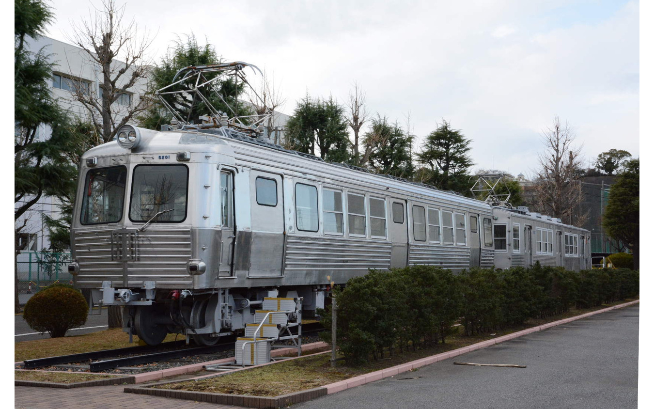 総合車両製作所横浜事業所で保存されているデハ5201。日本初のステンレス製鉄道車両とされているが、外板のみステンレスのいわゆるセミ・ステンレス車両だ。上田電鉄では同車と編成を組んでいたクハ5251（元東急デハ5202）が保存されている。