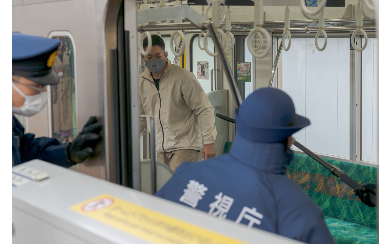 犯人は電車内で暴れているため、まずは駅構内へ誘導するため、出入り口に向かって追い詰めていく。