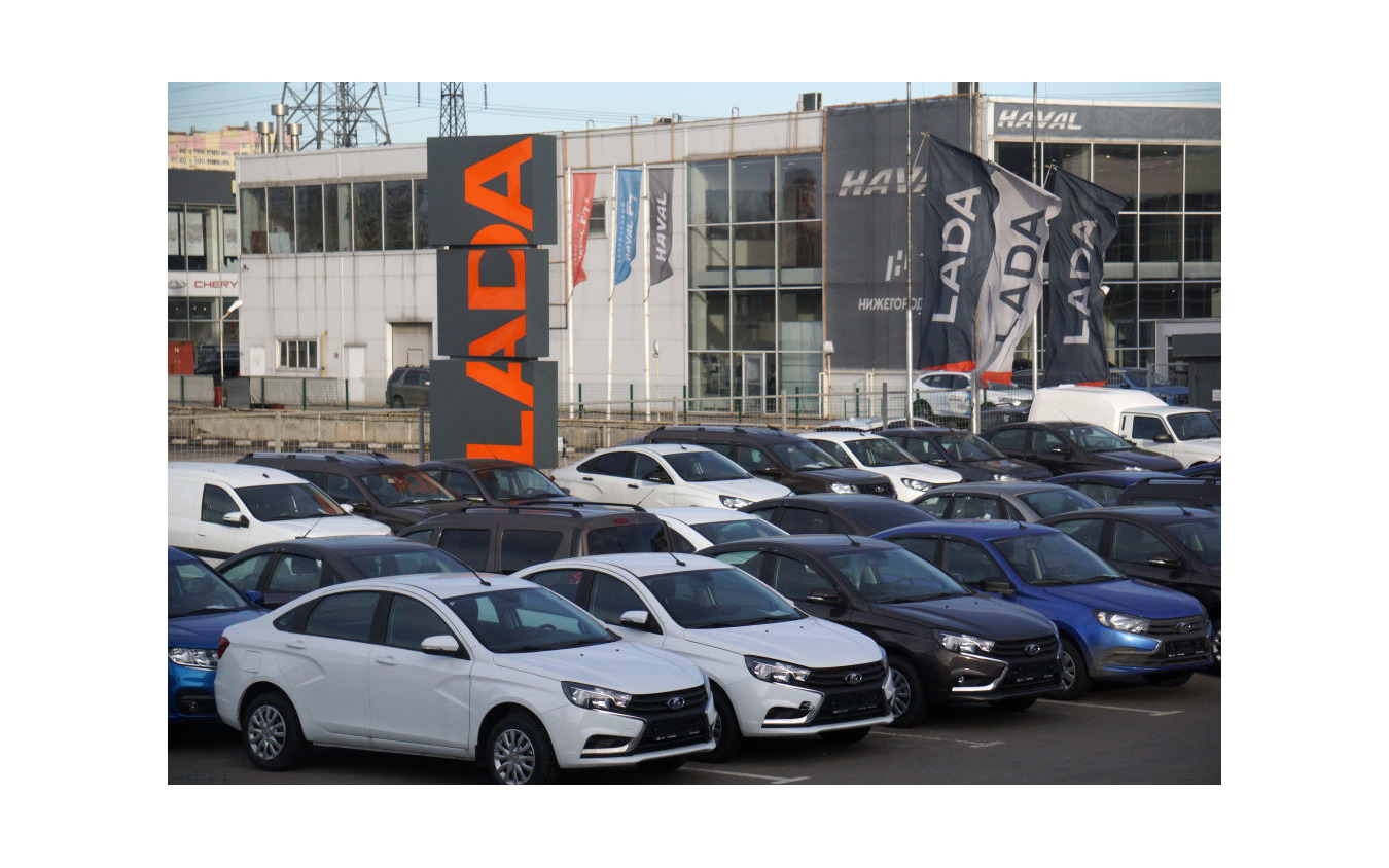 ルノーグループ、ラーダの販売店に並ぶ新車。ロシア、ジェルジンスキー市(モスクワ)
