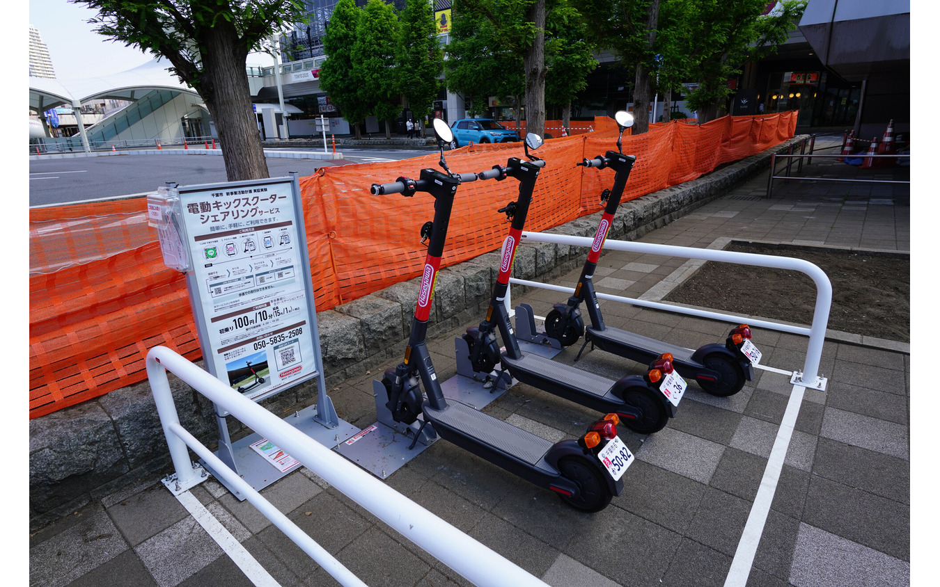 2020年、千葉県の海浜幕張駅で行われた実証実験中の電動キックボード駐車ポート