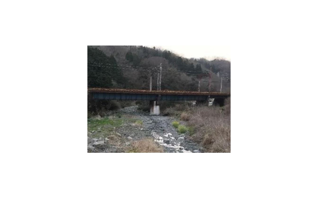 耐震補強される神奈川県秦野市内の第1四十八瀬川橋梁。
