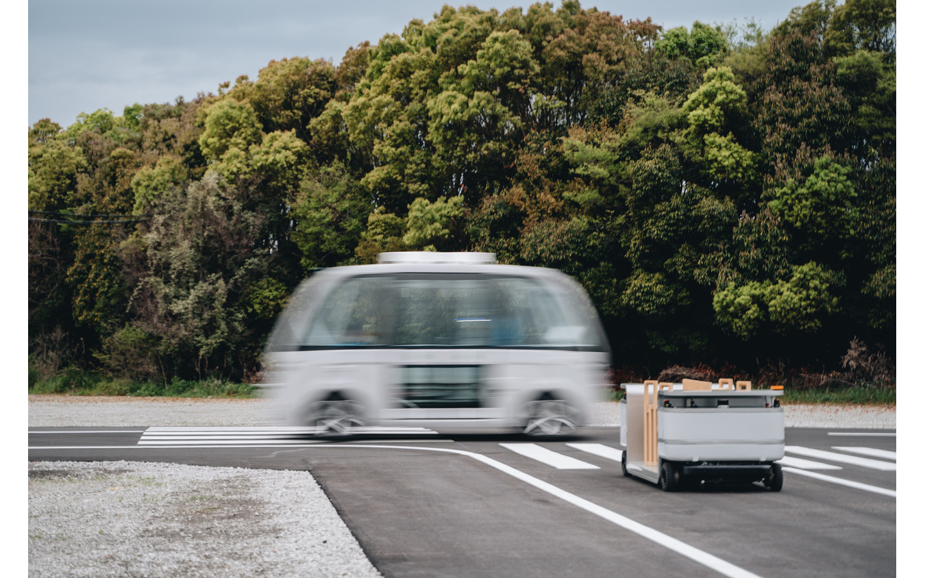 低速自動運転モビリティ「iino」（右）