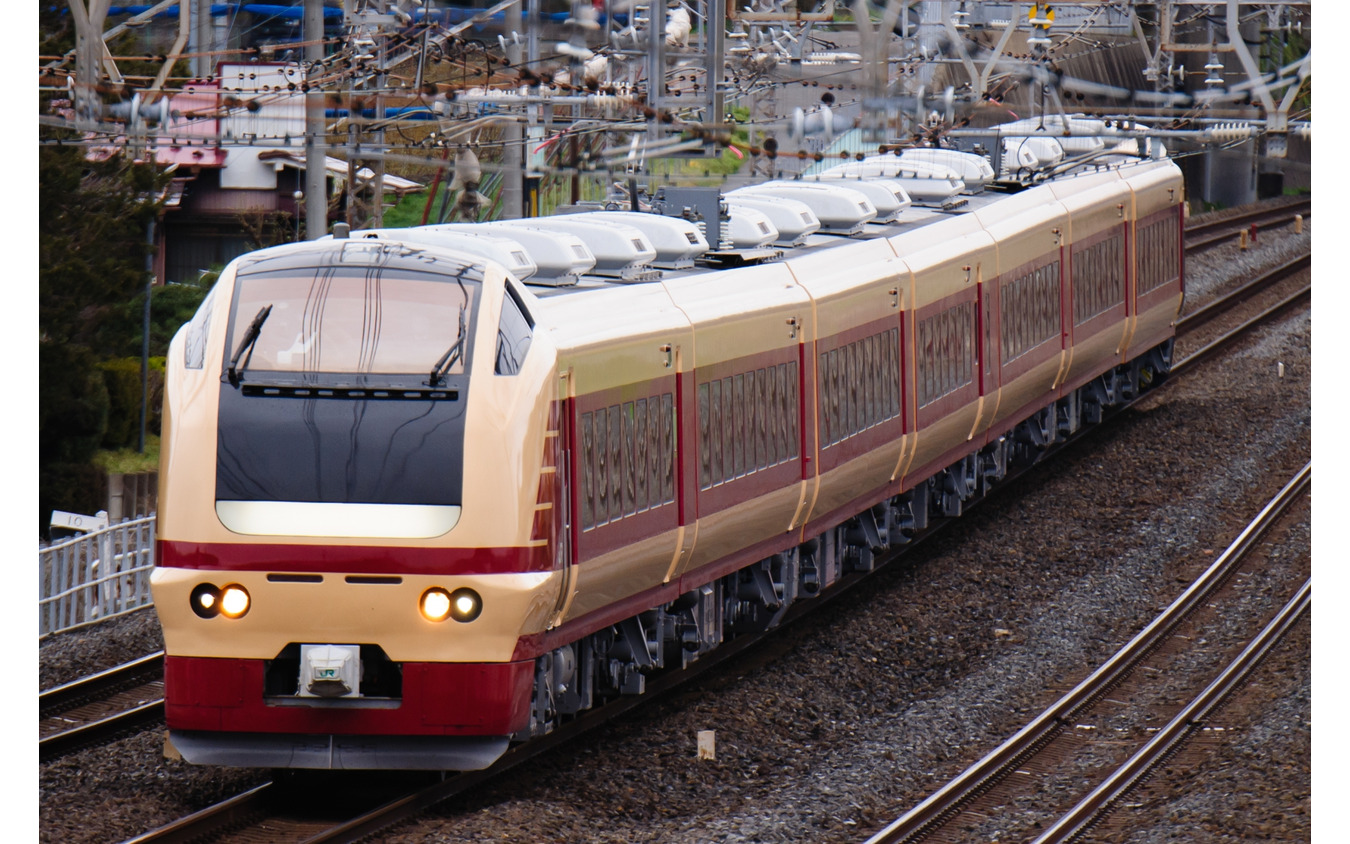 盛岡～青森間で乗車する国鉄色のE653系。