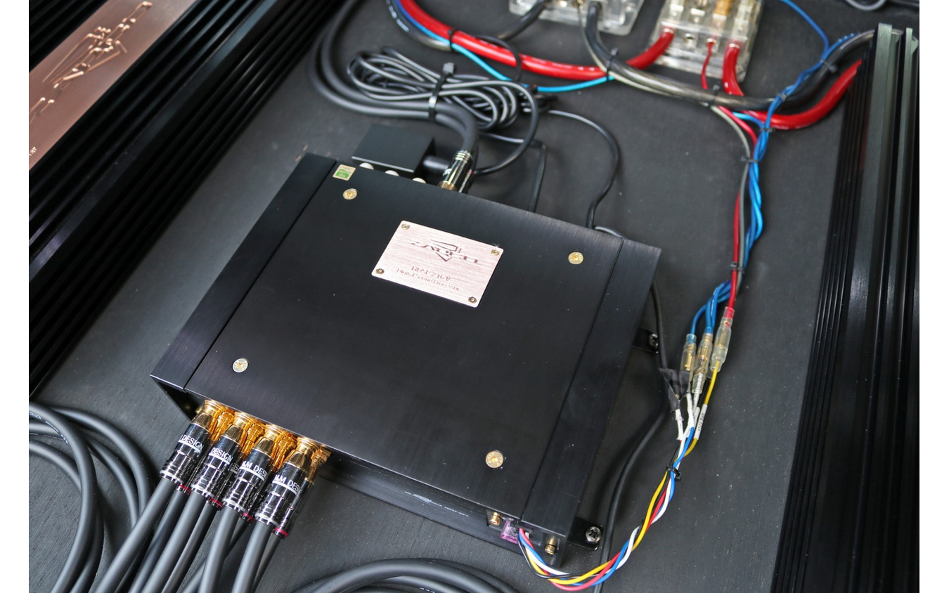 プロセッサー機能に加えて音楽プレイヤー機能をオールインワンしたザプコのHDSP-Z16V AD-8Aを中核に据えるシステム。