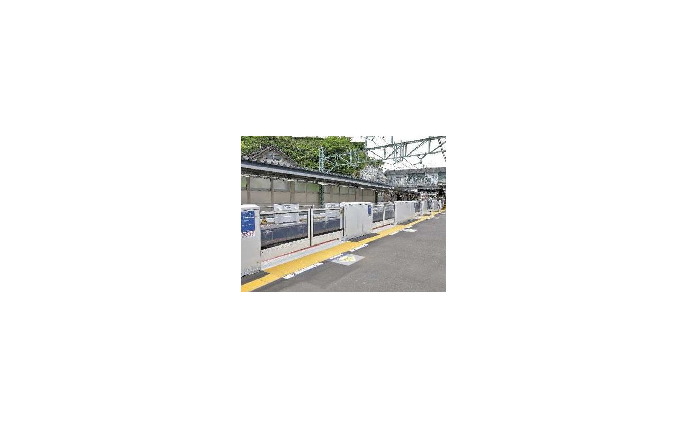 2030年代中頃までには全駅でホームドアやホーム固定柵の整備が進められる予定。写真は本線追浜(おっぱま)駅のホームドア。