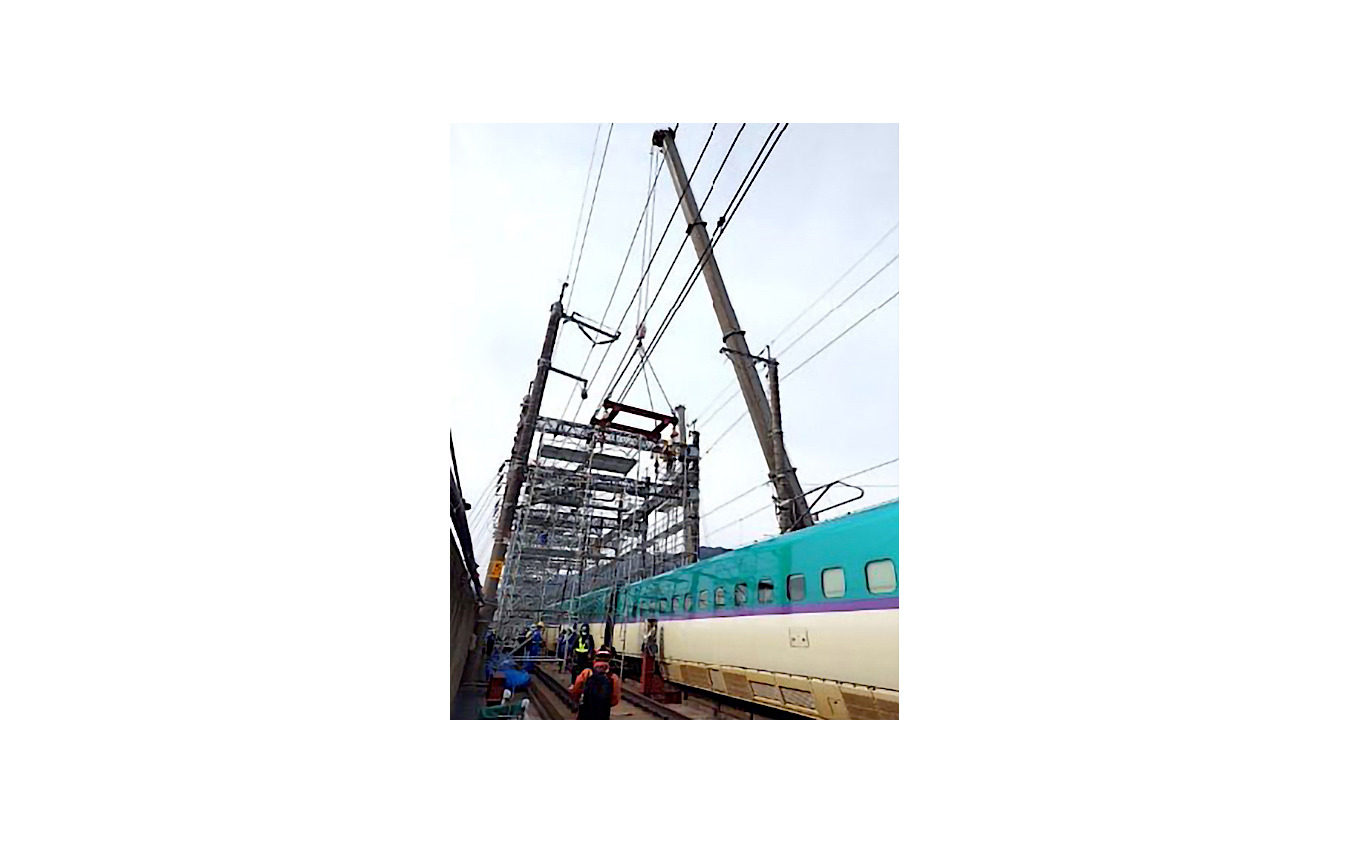 東北新幹線での脱線車両の復旧作業。