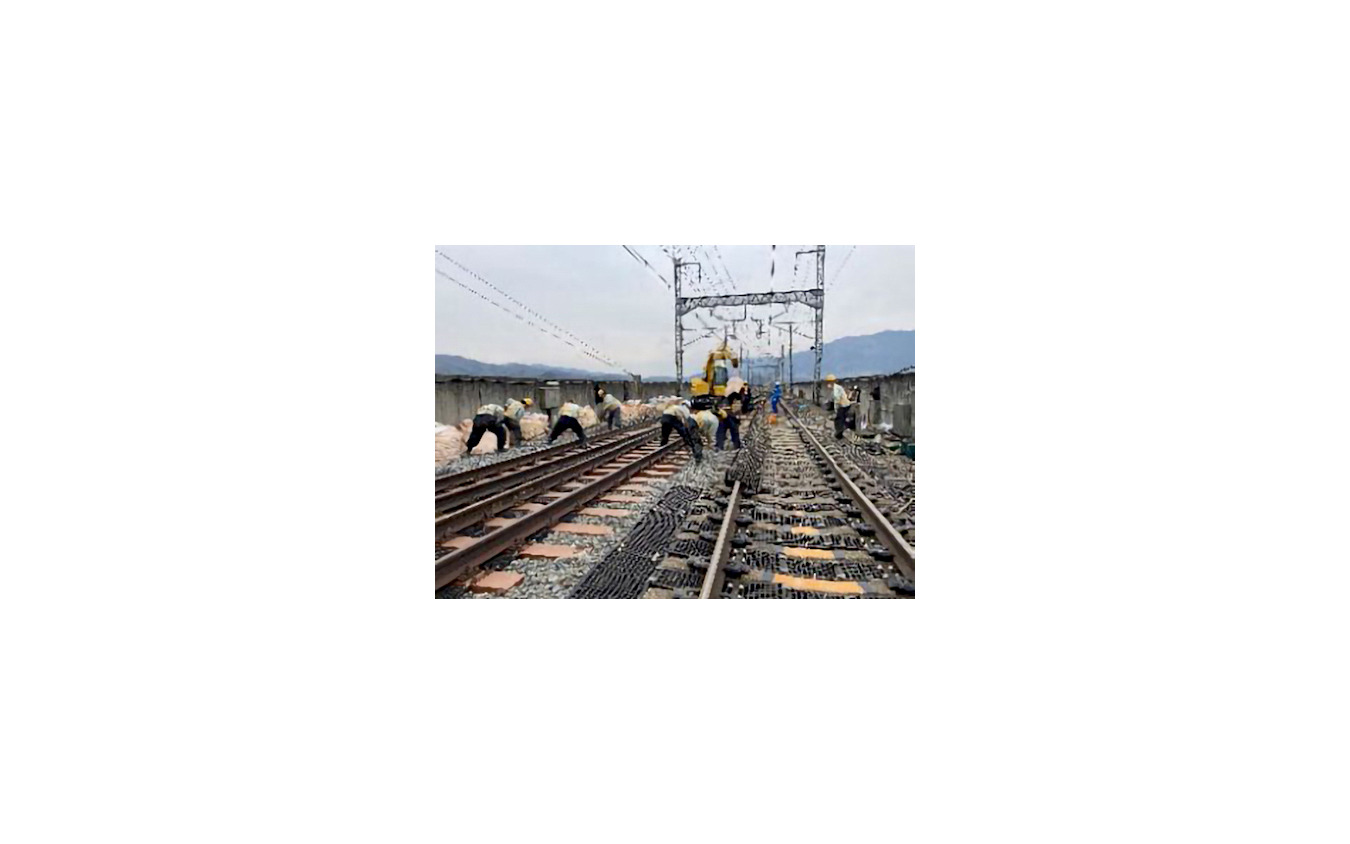 東北新幹線での軌道変位の修復作業。