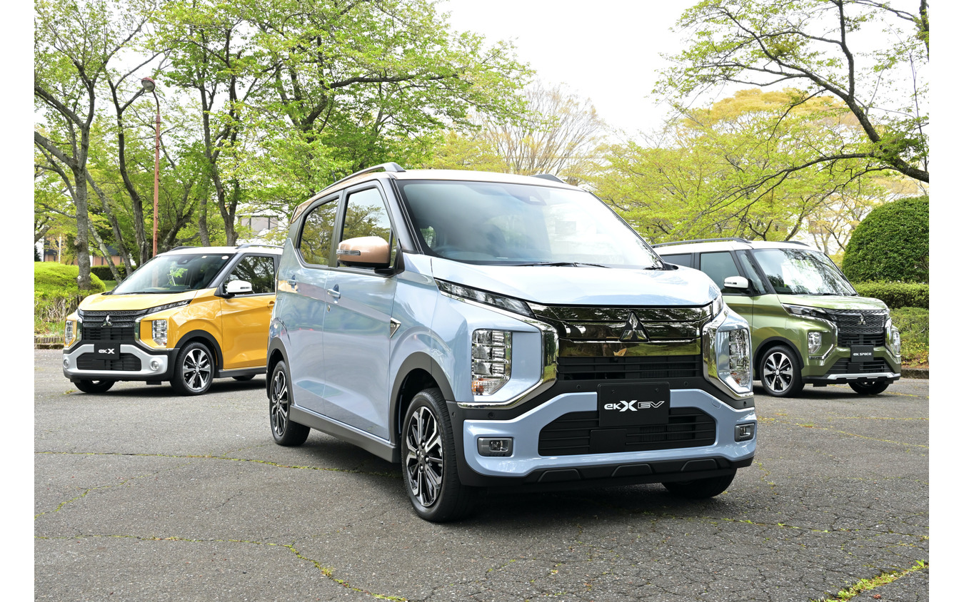 三菱 eKクロスEV(中央)とeKクロスシリーズ