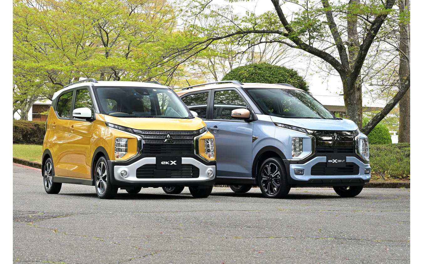 三菱 eKクロス(左)とeKクロスEV(右)