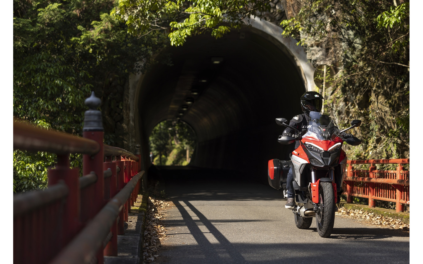 保津峡の渓谷の合間に現れた隧道と落合橋