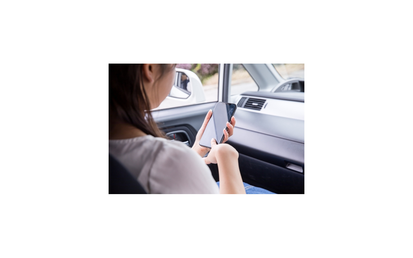 車内でスマホ(イメージ)