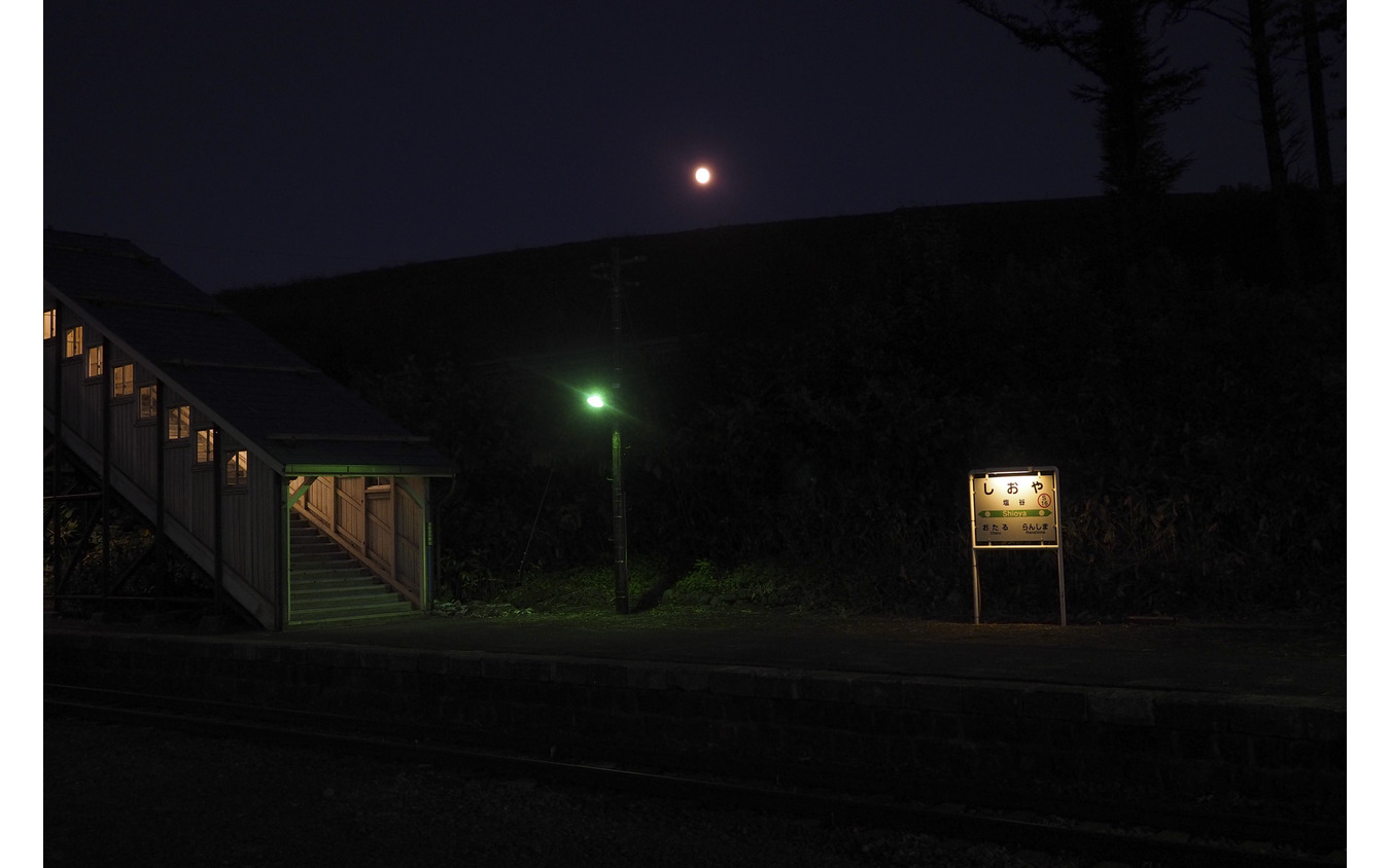 夜の函館本線塩谷駅。2017年9月4日。