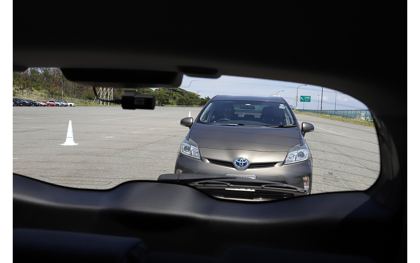 リアカメラで煽り運転を判断してフロントカメラに注意喚起を表示してくれる