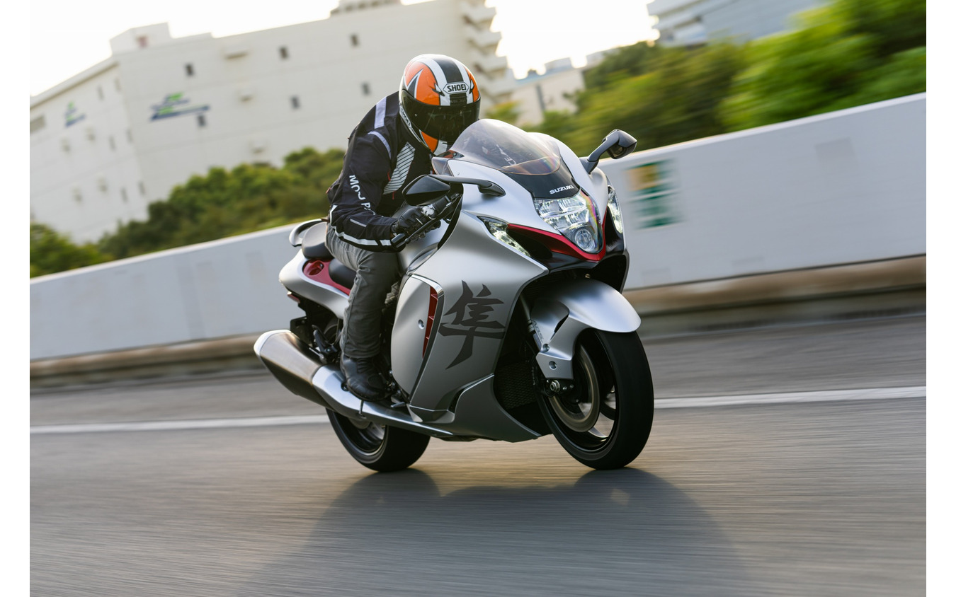 3世代が京都鉄博に集合するSUZUKIの『隼』。写真は2021年に登場した3代目の『隼』。