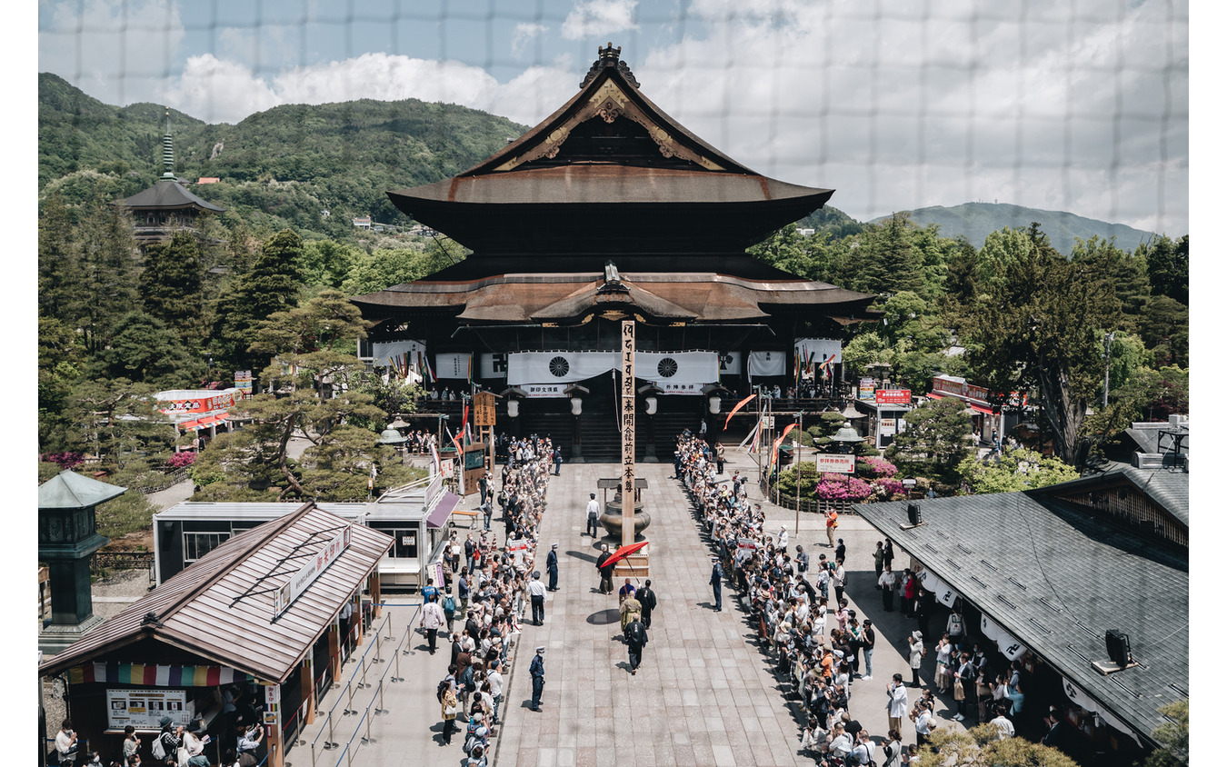 善光寺山門から本堂前の回向柱をのぞむ