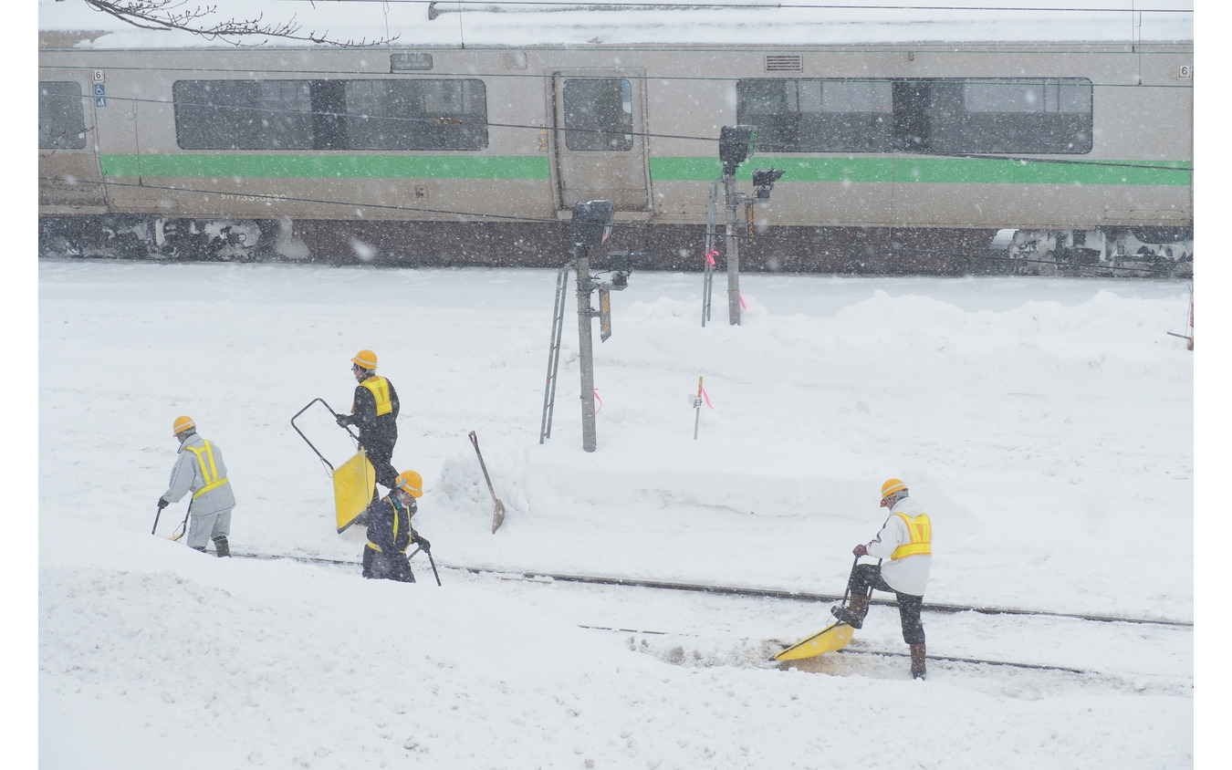 小樽駅構内での人力による除雪作業。社員のほかパートナー会社やグループ会社の社員も対応する。2022年2月22日。