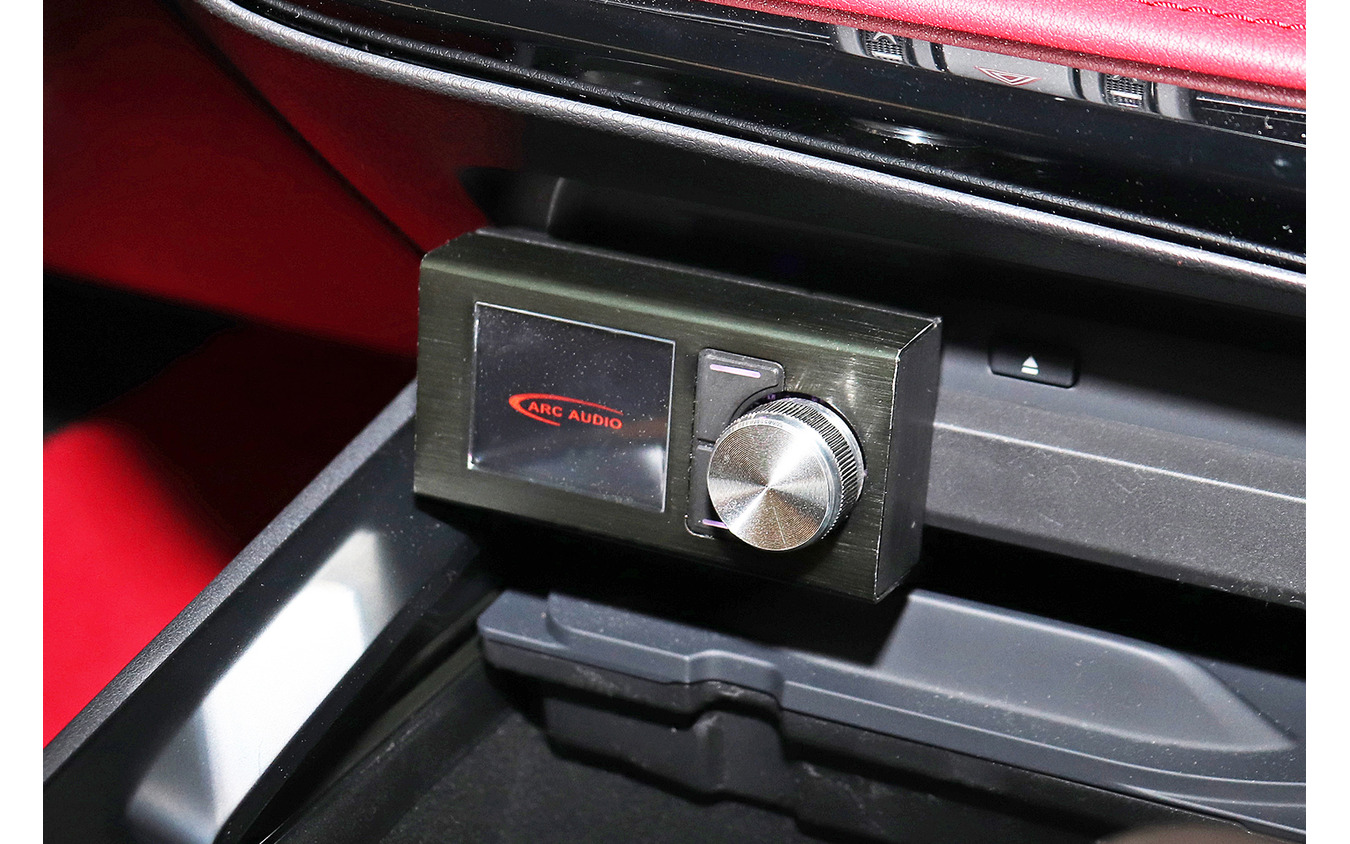 「DSP」を搭載したオーディオカーの一例（アークオーディオ・PS8-PRO、ジャンライン&amp;amp;パートナーズ・デモカー）。