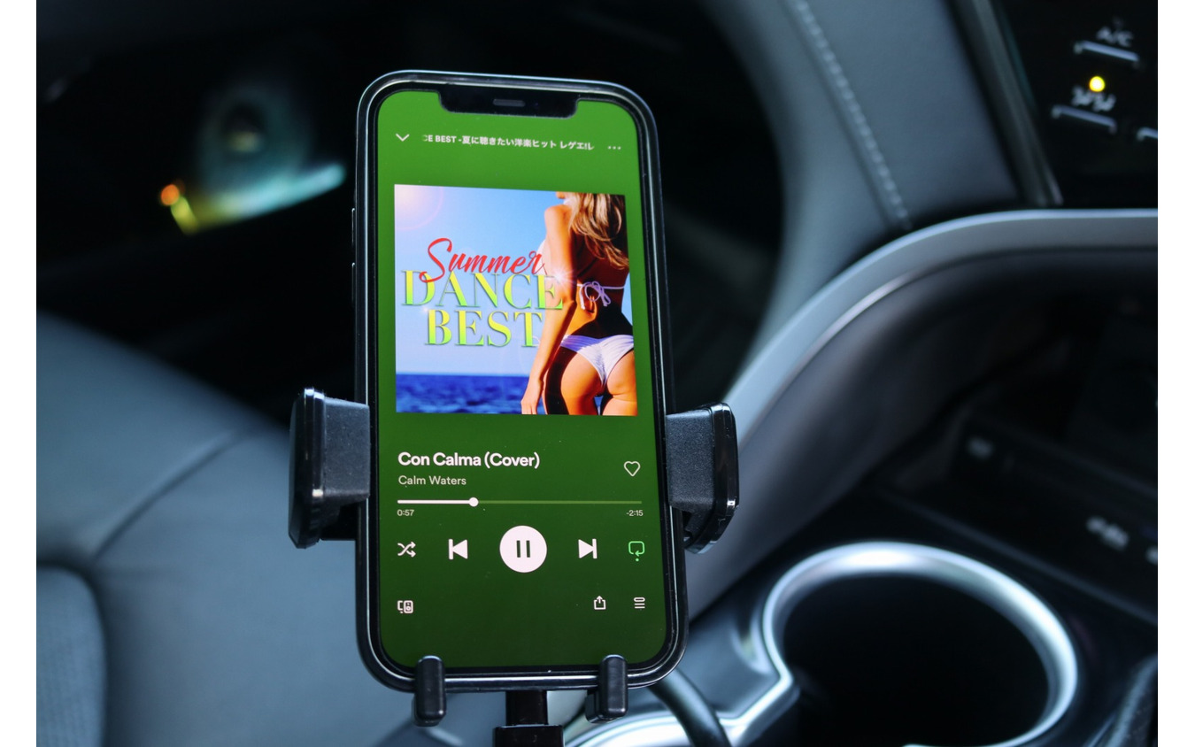 音楽ソースとしてメインに使うのはiPhone。好きな楽曲を一手に集約しているのでポータブルでも車内でもフル活躍する。