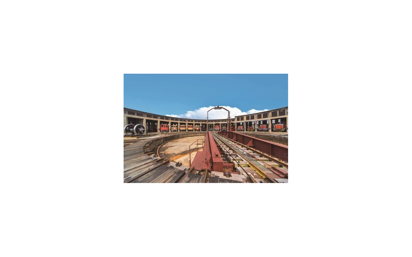 『SAKU美SAKU楽』の回転実演が行なわれる津山まなびの鉄道館のターンテーブル。背後は旧津山扇形機関車庫。