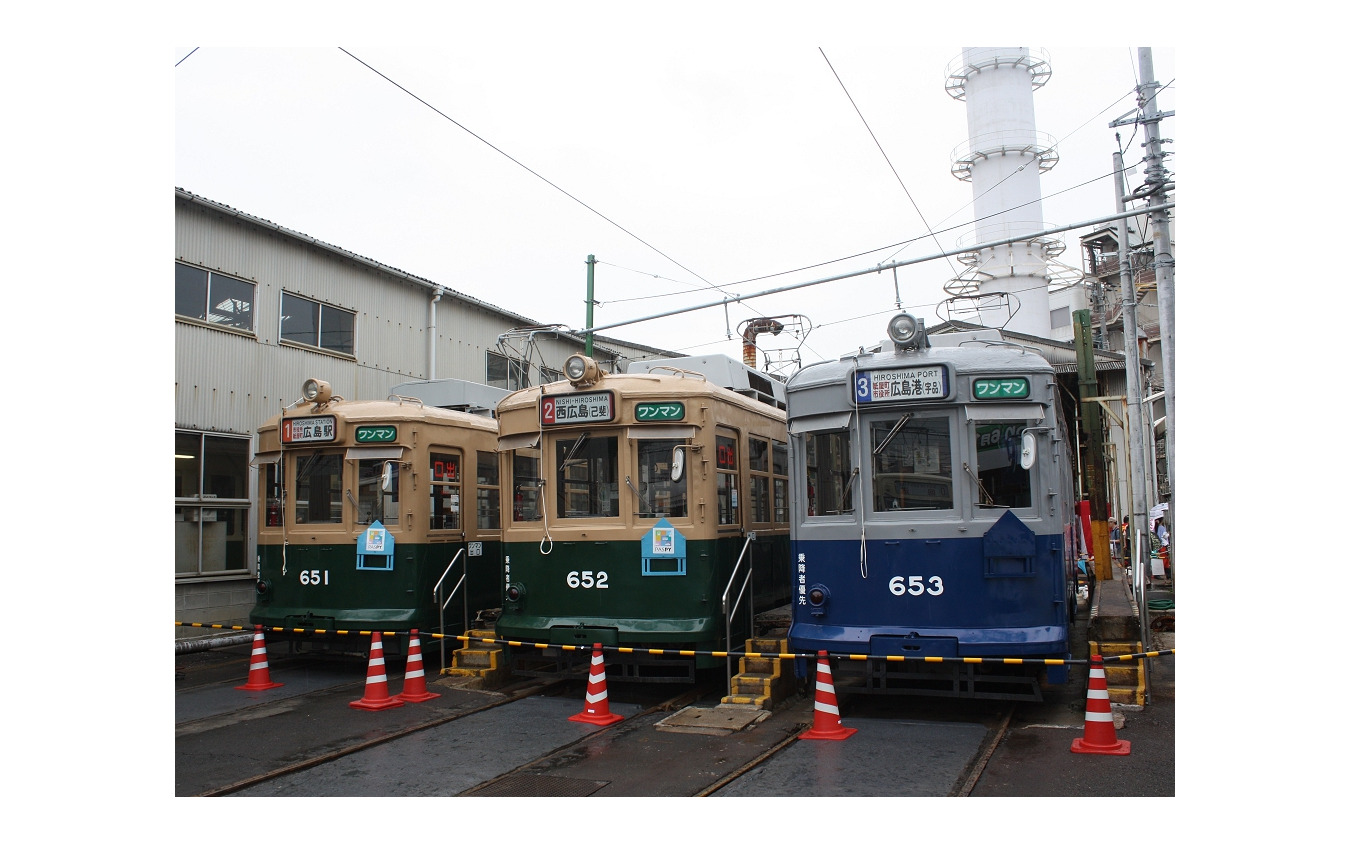 復活からまもない頃、車庫で同型車と並ぶ653号（右端）。