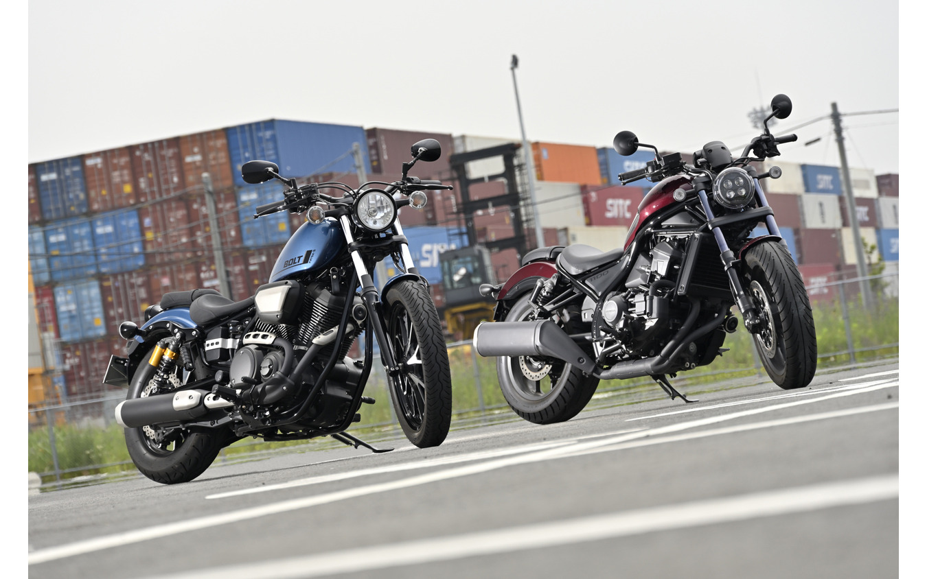 ヤマハ ボルト（左）とホンダ レブル1100（右）