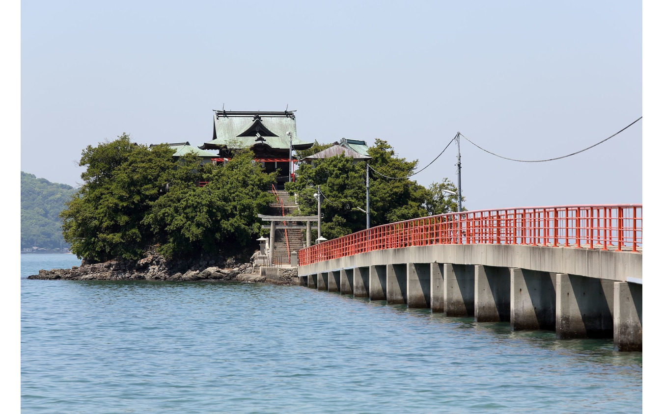 瀬戸内海の津島にある津嶋神社。例大祭時は普段はない橋の床板が取り付けられ、駅から海を渡って本殿へ行くことができる。橋の長さは250m程度。