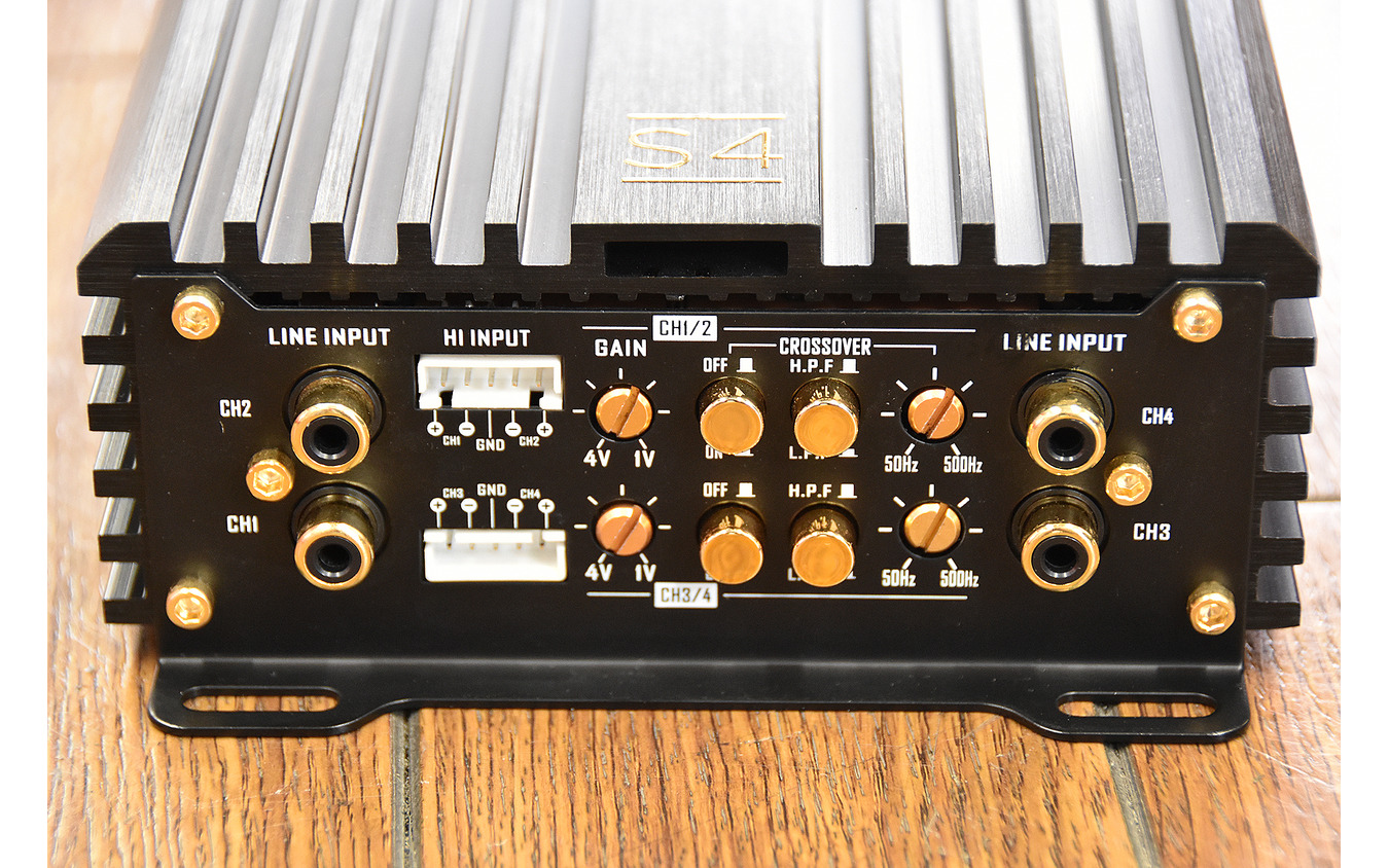 DLS S4にはスイッチでのクロスオーバーON/OFFも備えている