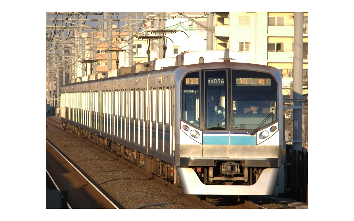 東西線では平日に限り7~10時台が減便されるが、小規模に留まる。